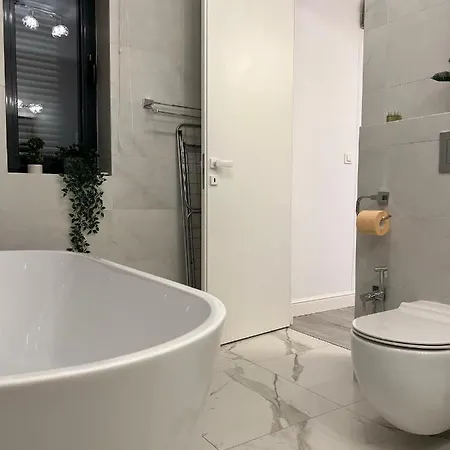 Welcoming Forest Apartment