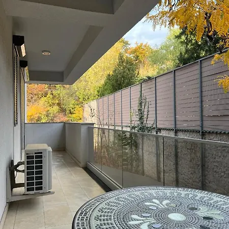 Welcoming Forest Apartment